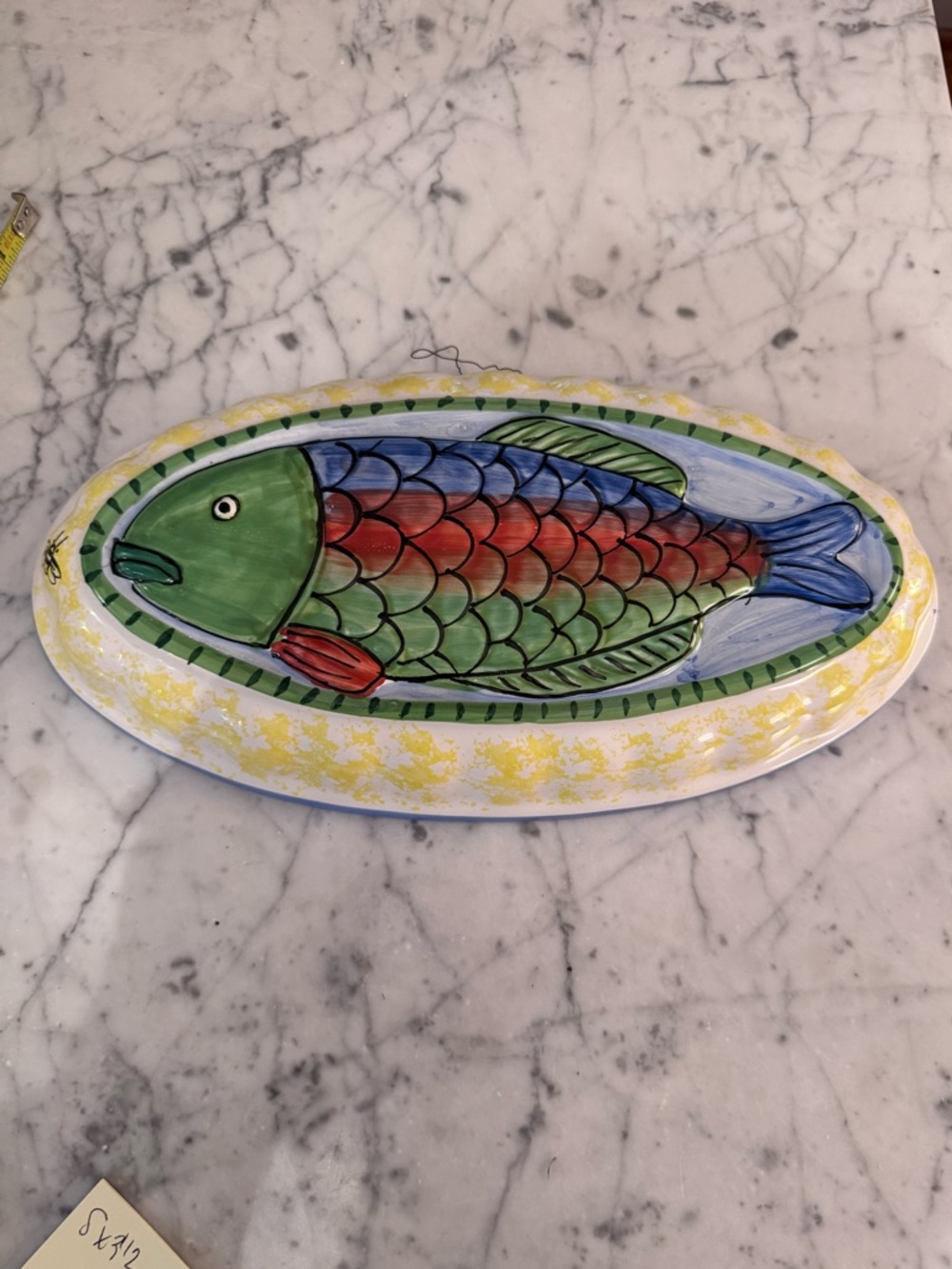 Present tense fish mold, like new, 13x7